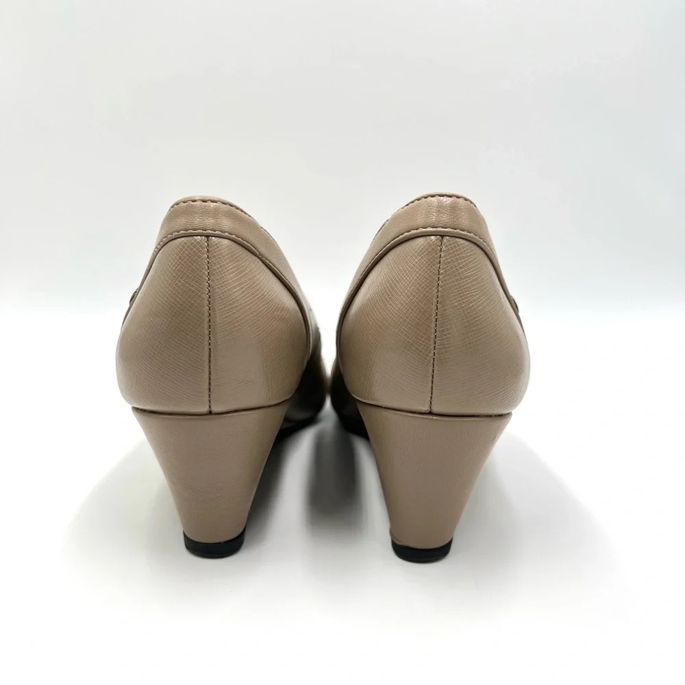 Life Stride Size 7 Dreams Tan‎ Beige Nude Wedge Pumps Heels Round Toe Shoes